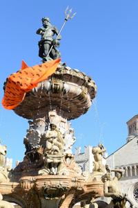 COLORE

Nella foto: fontana di Piazza Duomo con foular del festival, arancio

Festival dell’Economia
Piazza Duomo
Trento, 1 giugno 2019
FOTO: Nicola ECCHER