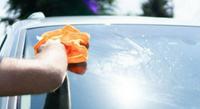 Quando lavate l’auto, usate il secchio e la spugna: si risparmia molta acqua rispetto al getto della canna.
