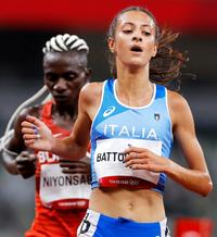 epa09379555 Nadia Battocletti of Italy finishes her run in the Women's 5000m Heats during the Athletics events of the Tokyo 2020 Olympic Games at the Olympic Stadium in Tokyo, Japan, 30 July 2021.  EPA/VALDRIN XHEMAJ