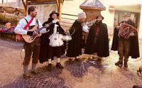 Tacabanda Folk Band, a Molveno. Mezza dozzina di “pastori tirolesi” scendono a Molveno suonando i tipici  strumenti delle Alpi, ma anche… una chitarra elettrica! Domenica 26 dicembre, dalle 16:30, nel centro  storico di Molveno. Evento segnalato da Apt Paganella.