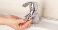 Applicate un riduttore di flusso ai rubinetti di casa: l’acqua si miscela con l’aria, risparmiando fino al 30 per cento di acqua.