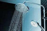 La doccia è meglio del bagno: in media, riempire la vasca comporta un consumo d’acqua quattro volte superiore rispetto alla doccia.