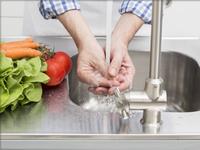 Lavate piatti, frutta e verdura in una bacinella e usate l’acqua corrente solo per il risciacquo.