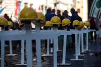 Un momento della manifestazione nazionale degli edili contro le morti sul lavoro indetta dai sindacati Cgil Cisl Uil in piazza Santi Apostoli, Roma, 13 novembre 2021. ANSA/ANGELO CARCONI