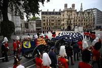 The coffin of Queen Elizabeth II, draped in the Royal Standard, arrives at Westminster Abbey in London on September 19, 2022, for the State Funeral Service for Britain's Queen Elizabeth II. - Leaders from around the world will attend the state funeral of Queen Elizabeth II. The country's longest-serving monarch, who died aged 96 after 70 years on the throne, will be honoured with a state funeral on Monday morning at Westminster Abbey. (Photo by Marco BERTORELLO / AFP)