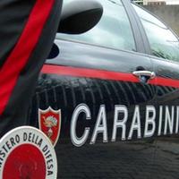 Foto carabinieri generica, auto con militare dell'Arma con paletta / Foto Carabinieri