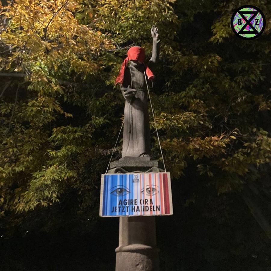 Blitz di Extinction Rebellion: statue bendate a Bolzano contro la crisi ...
