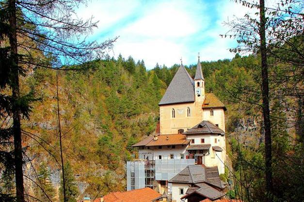 San Romedio, i molti sentieri che portano alla magia del santuario ...