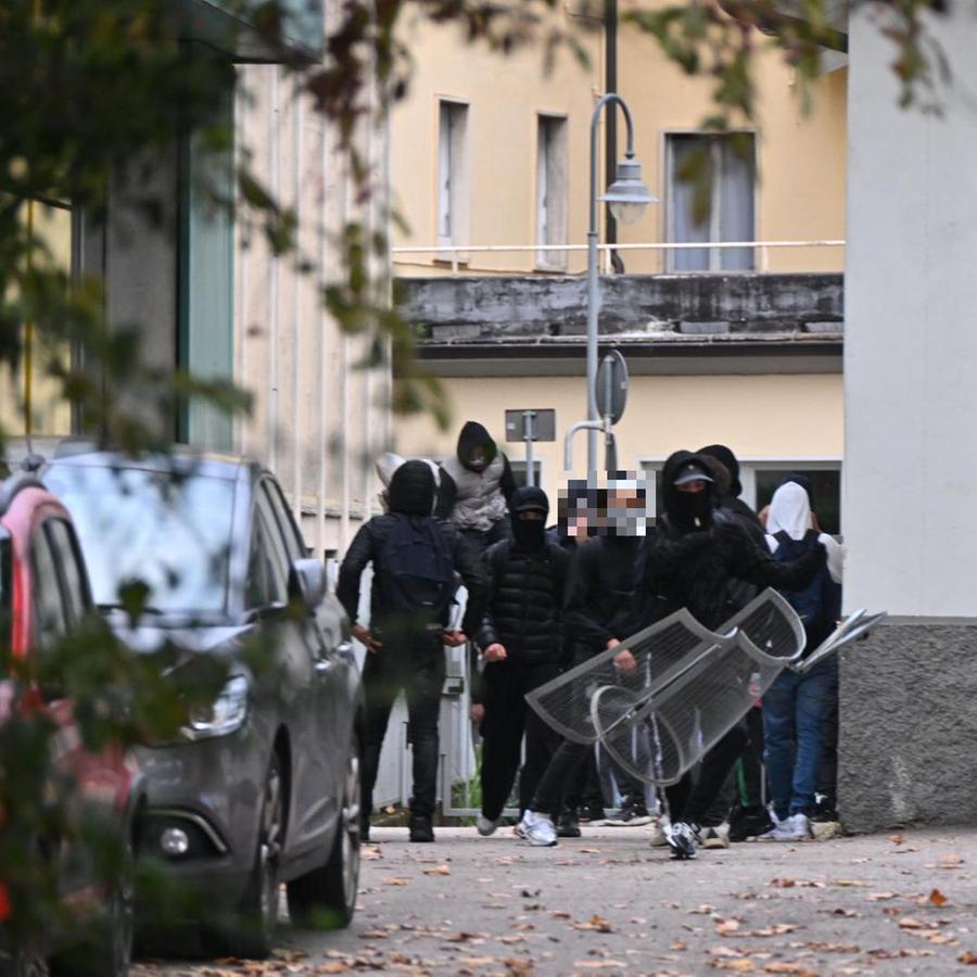 Gruppetti creano tensioni a margine della protesta studentesca: arriva la polizia