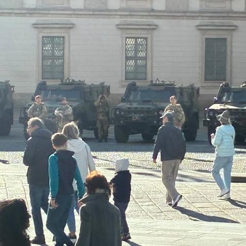 Milano, in centro arrivano i blindati dell'esercito