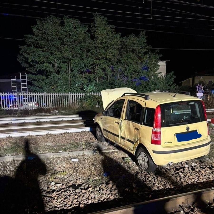 Roncafort, auto sui binari dopo una manovra sbagliata